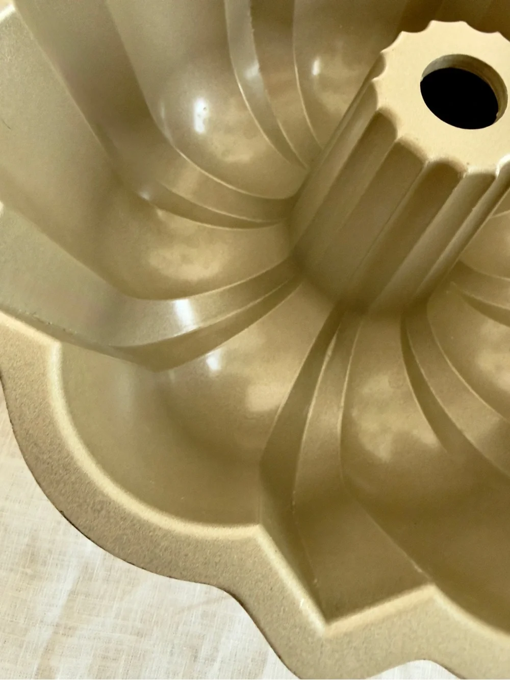 Nordic Ware ProfGrade 60th Anniversary Cast Aluminum Silver/Gold Bundt Pan 50037